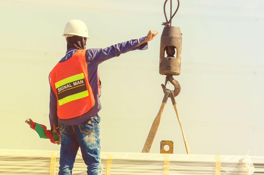 Adlerfields signalman coordinating a controlled lift